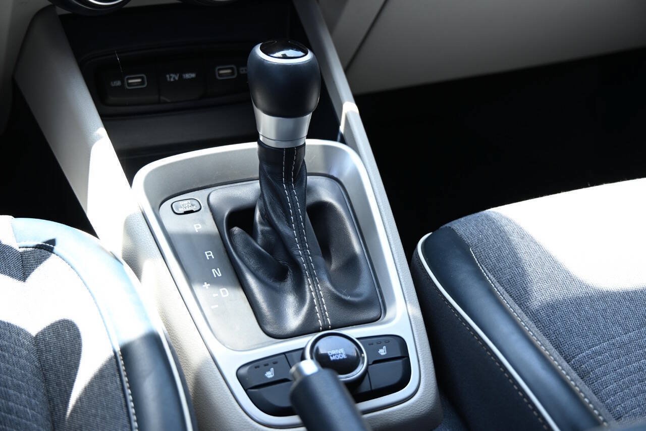 Used 2022 Hyundai Venue Limited FWD image 19