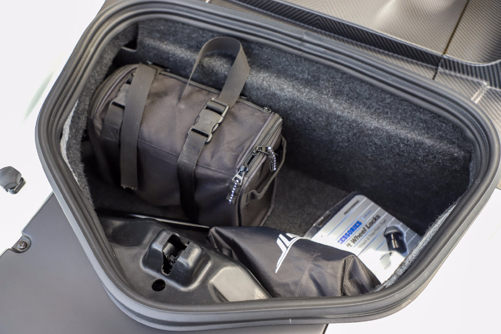 Used 2017 Ford GT RWD image 19
