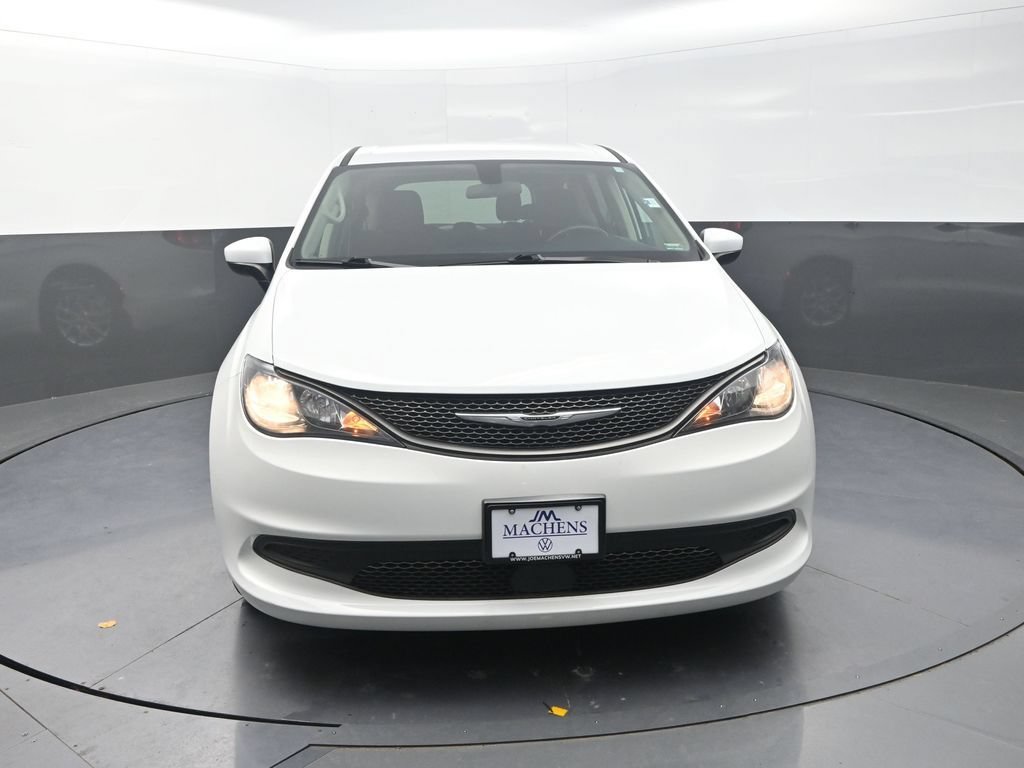 Used 2022 Chrysler Voyager LX FWD image 2