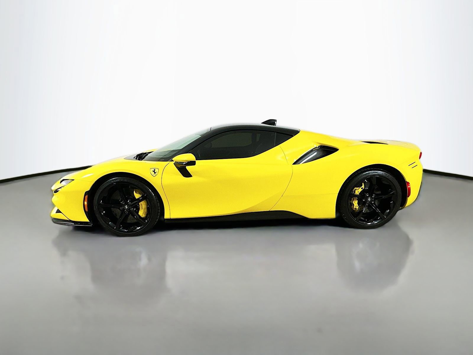 Used 2022 Ferrari SF90 Stradale AWD/4WD image 8