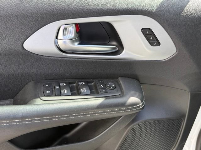 Used 2025 Chrysler Pacifica Limited FWD image 30