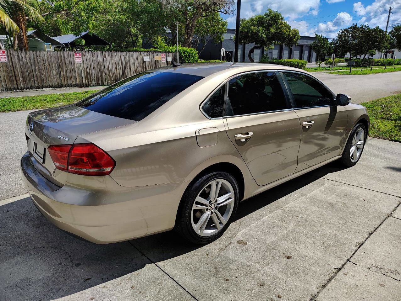 Used 2015 Volkswagen Passat TDI SE image 9
