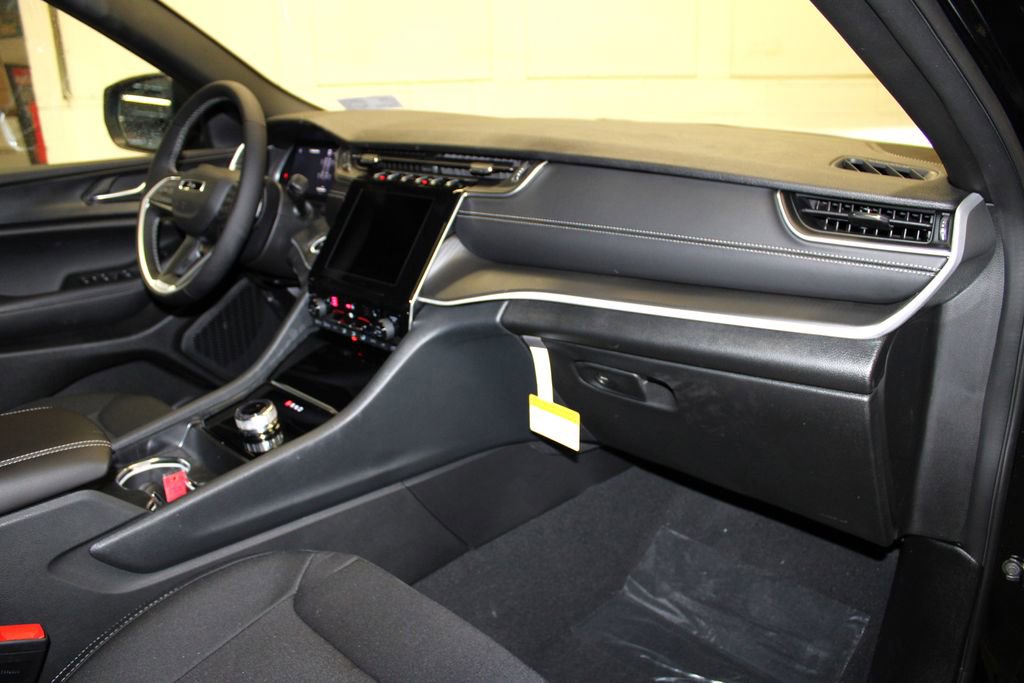 New 2026 Jeep Grand Cherokee Laredo image 28