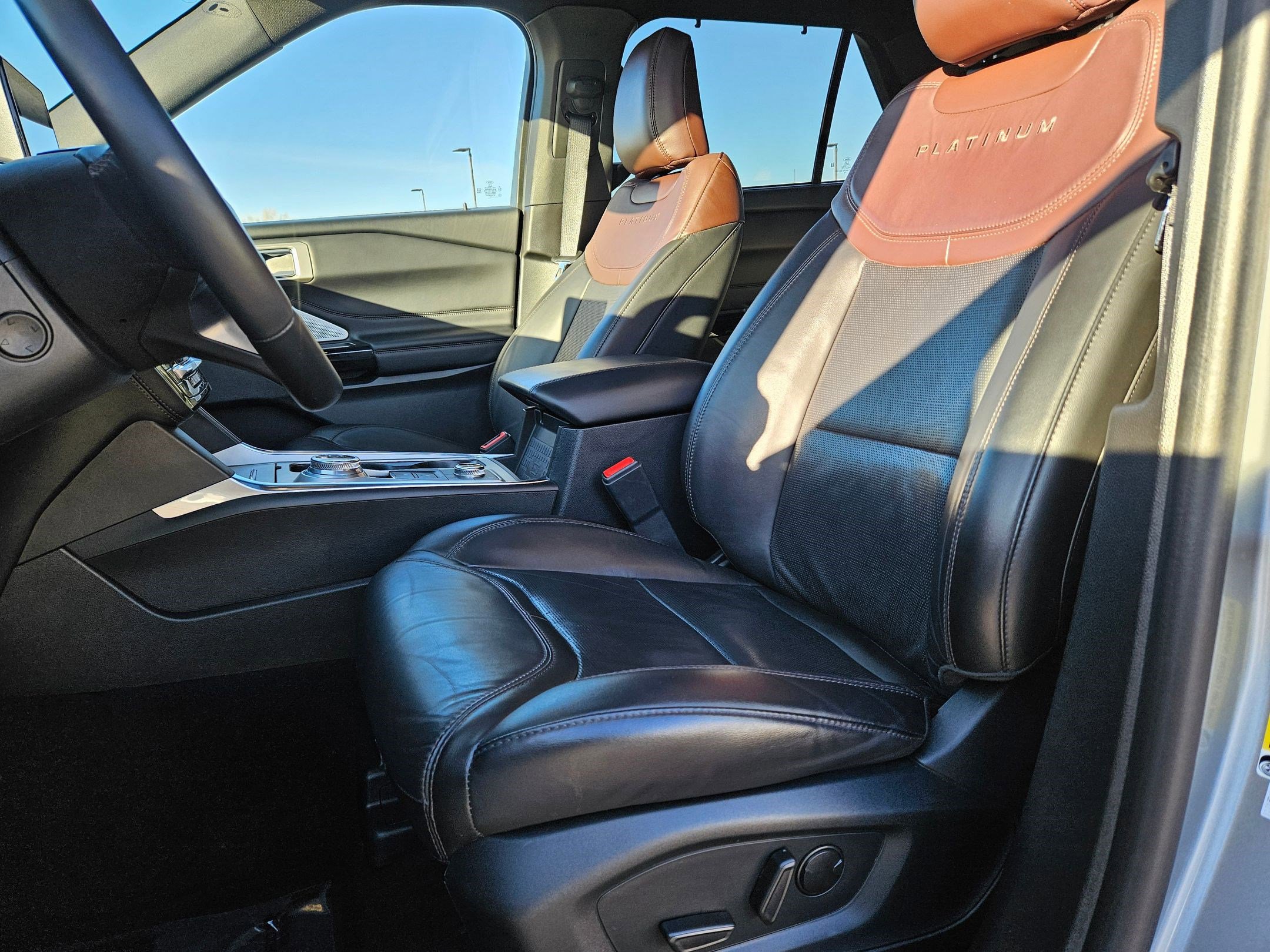 Used 2023 Ford Explorer Platinum w/ Technology Package image 18