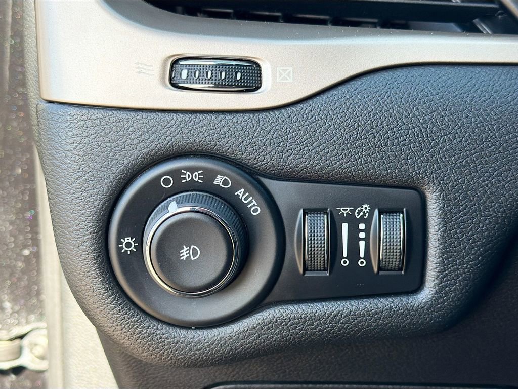 Used 2016 Jeep Cherokee 75th Anniversary FWD image 34
