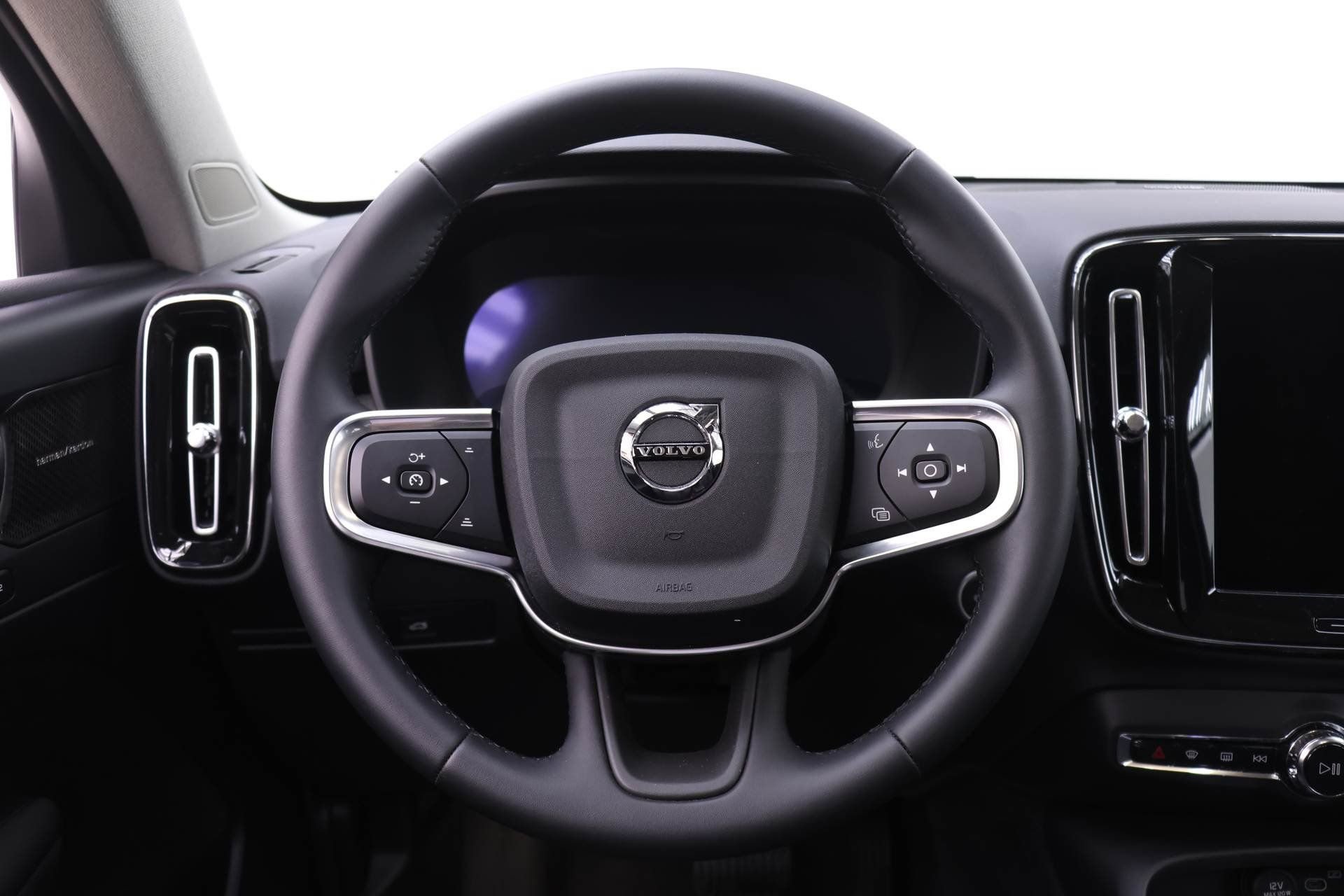 New 2026 Volvo XC40 B5 Ultra w/ Protection Package Premier AWD/4WD image 18