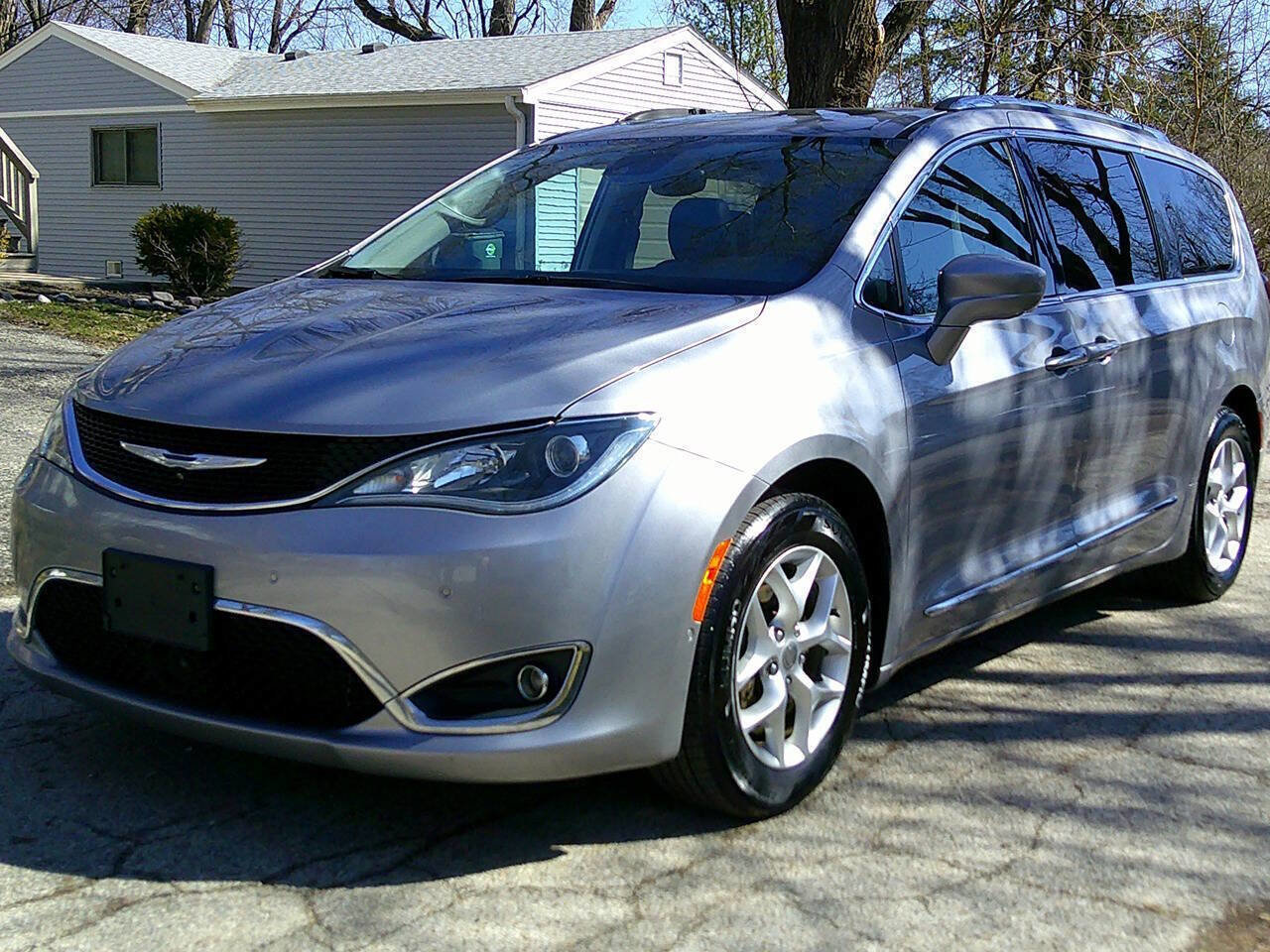 Used 2018 Chrysler Pacifica Touring-L Plus w/ Advanced Safetytec Group image 2