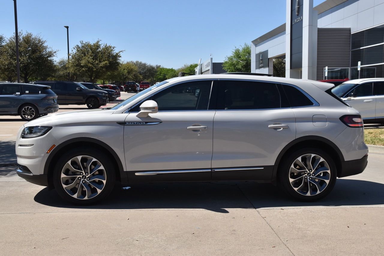 Used 2023 Lincoln Nautilus Reserve image 12