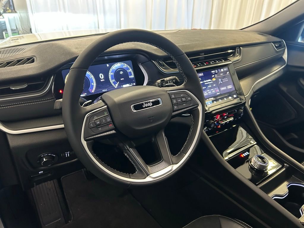 New 2025 Jeep Grand Cherokee Laredo image 2