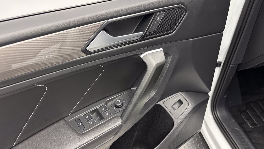 Used 2024 Volkswagen Tiguan SE w/ Panoramic Sunroof Package AWD/4WD image 18