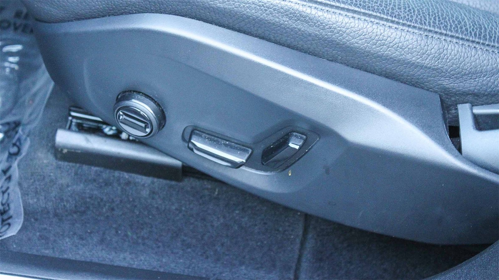 Used 2025 Volvo XC60 B5 Plus image 22