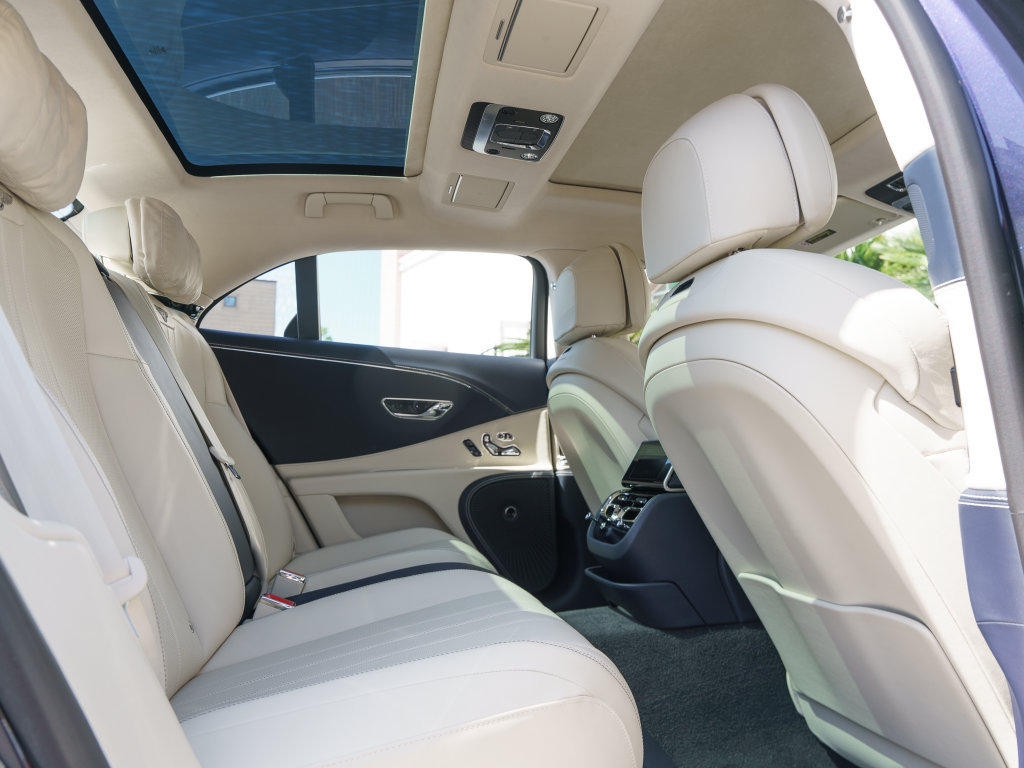 Used 2023 Bentley Flying Spur Plug-In Hybrid AWD/4WD image 24