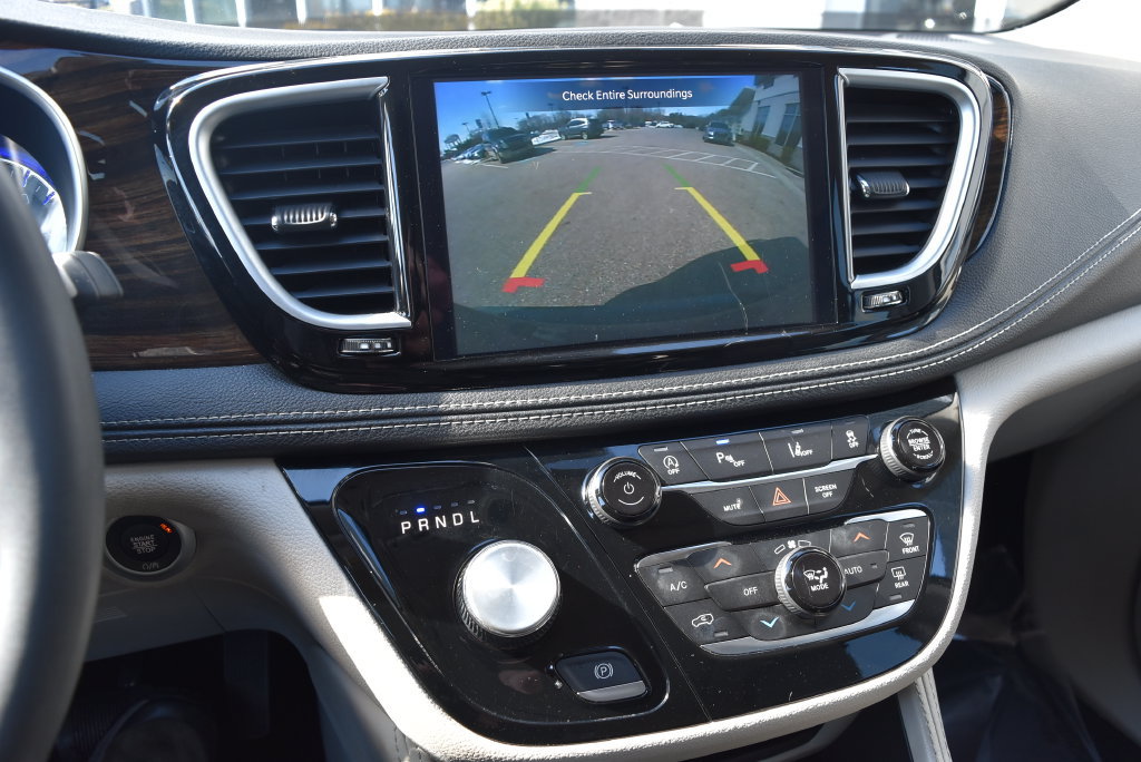 Used 2023 Chrysler Pacifica Limited FWD image 16