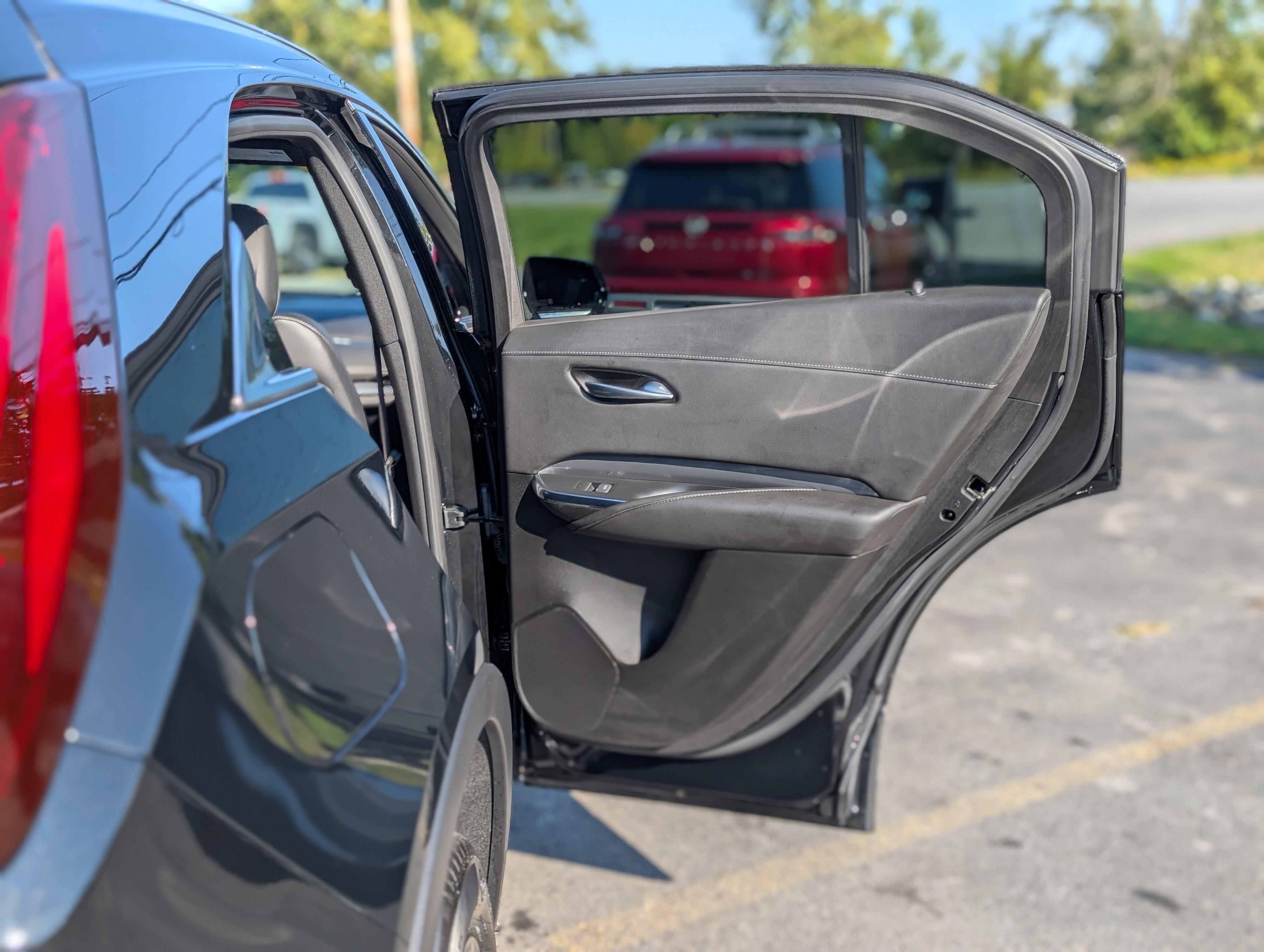 Used 2024 Cadillac XT4 Premium Luxury image 38