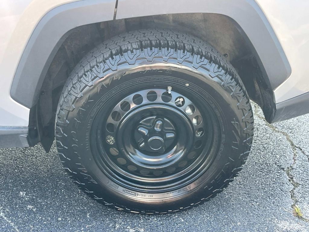 Used 2021 Toyota RAV4 LE image 11