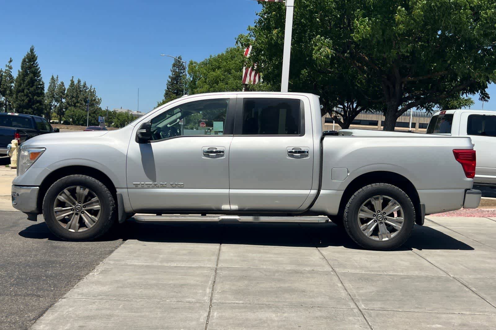 Used 2018 Nissan Titan SV w/ SV Convenience Package RWD image 6