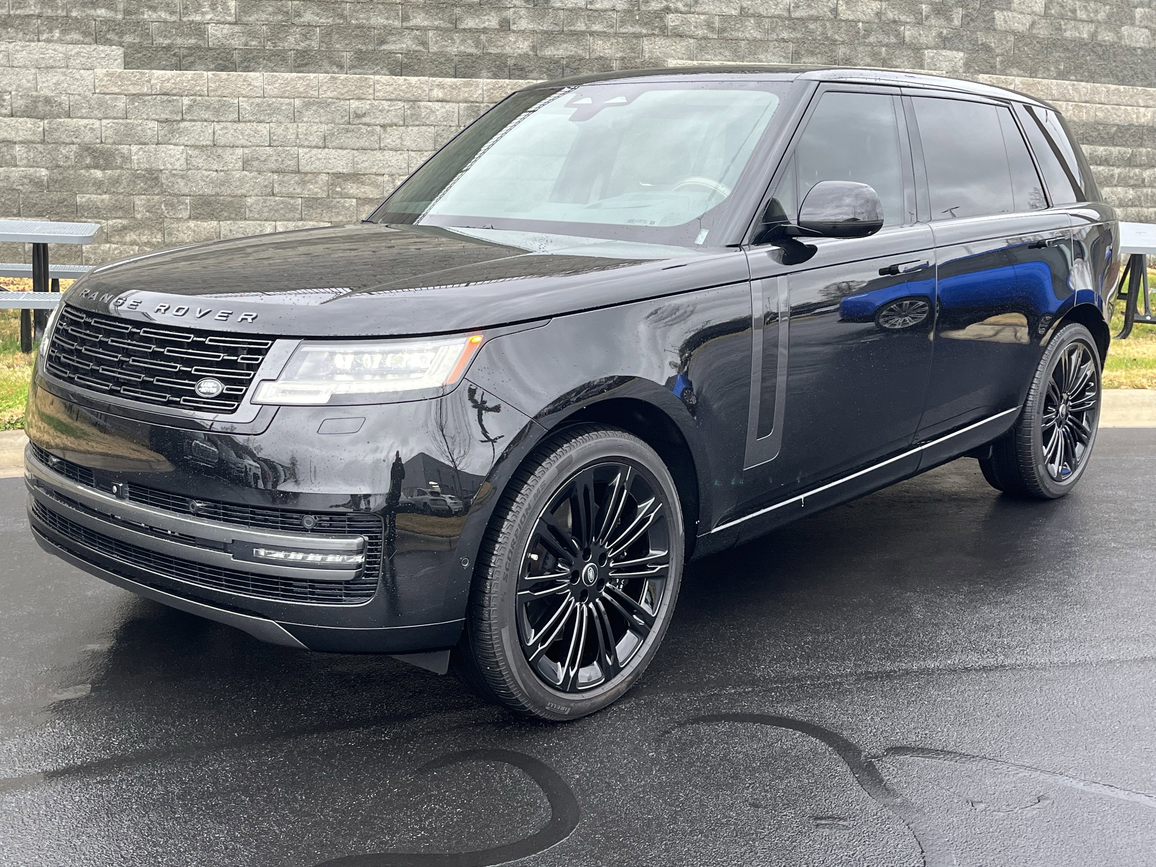 Used 2025 Land Rover Range Rover Long Wheelbase SE image 1