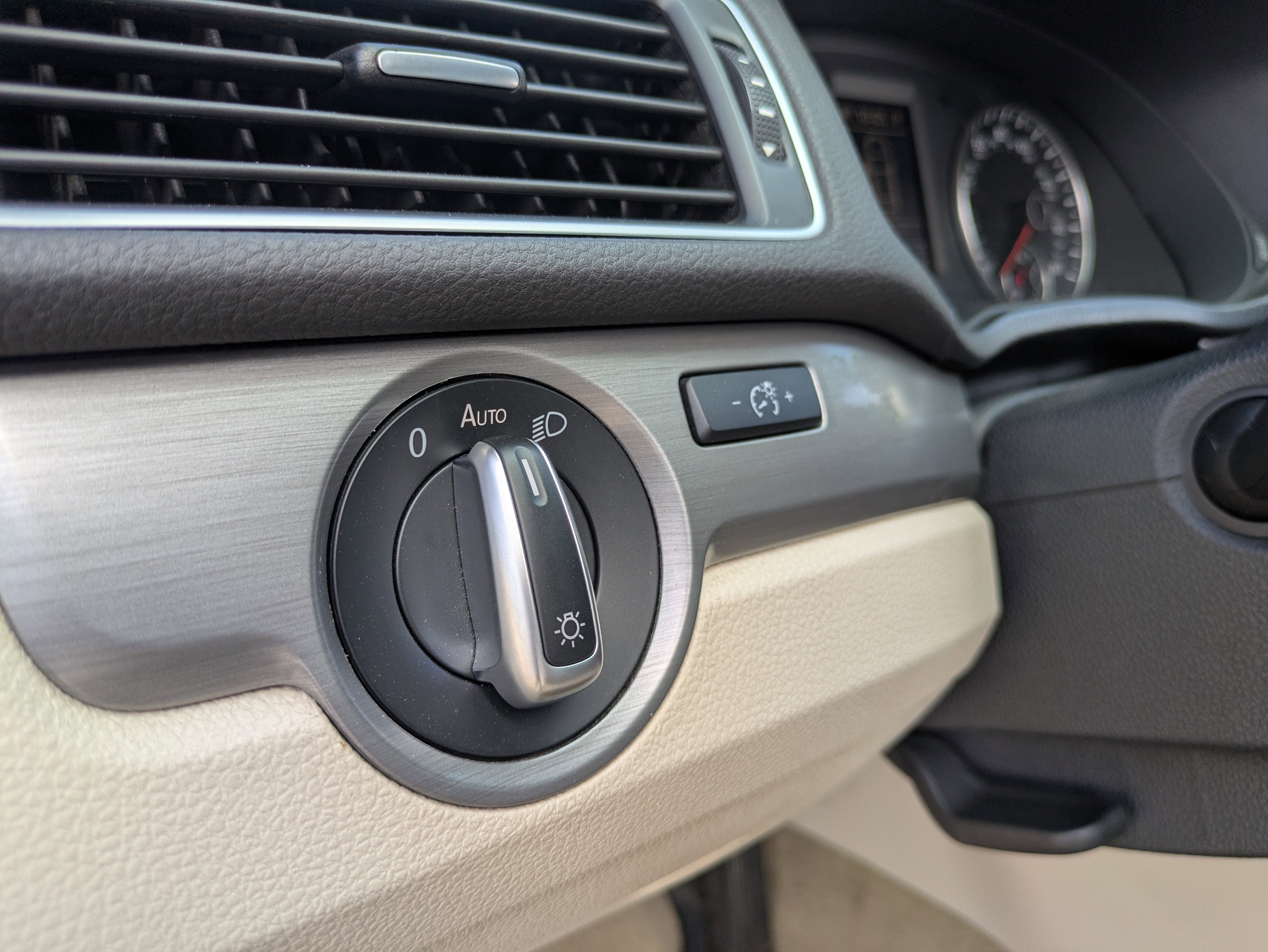 Used 2014 Volkswagen Passat TDI SE image 19