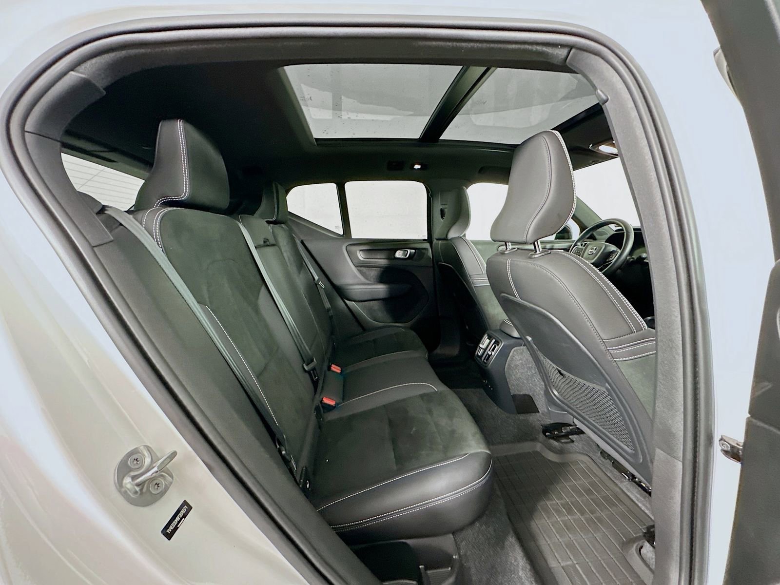 Used 2023 Volvo XC40 Recharge Ultimate w/ Protection Package Premier image 28