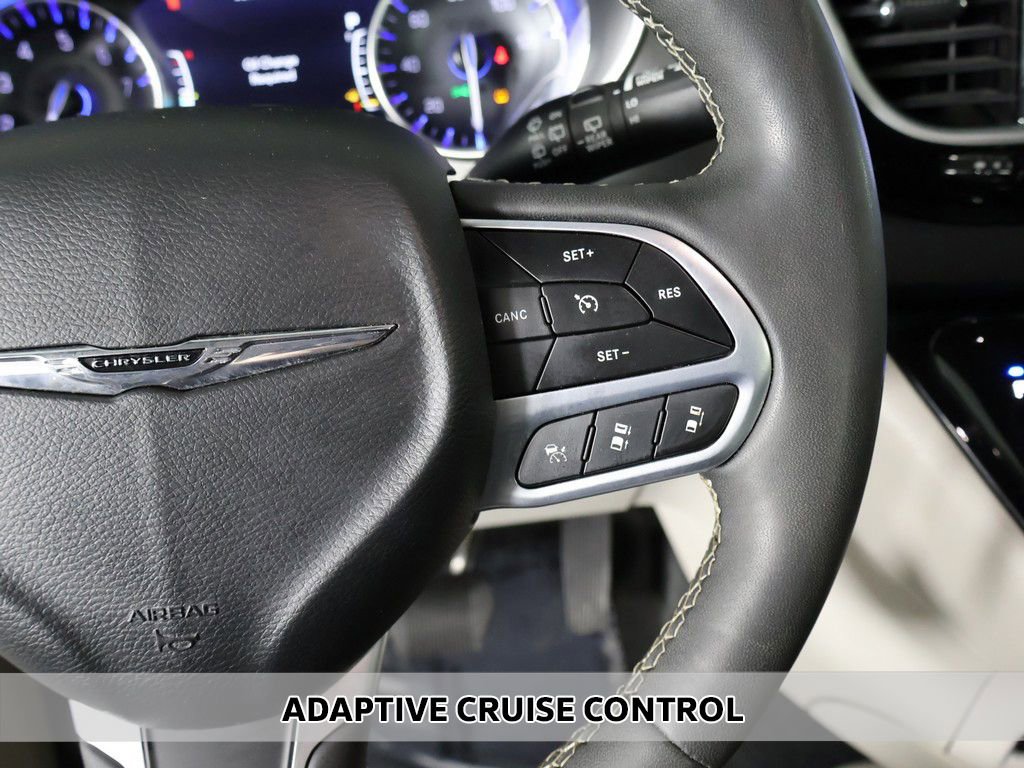 Used 2024 Chrysler Pacifica Touring-L FWD image 3