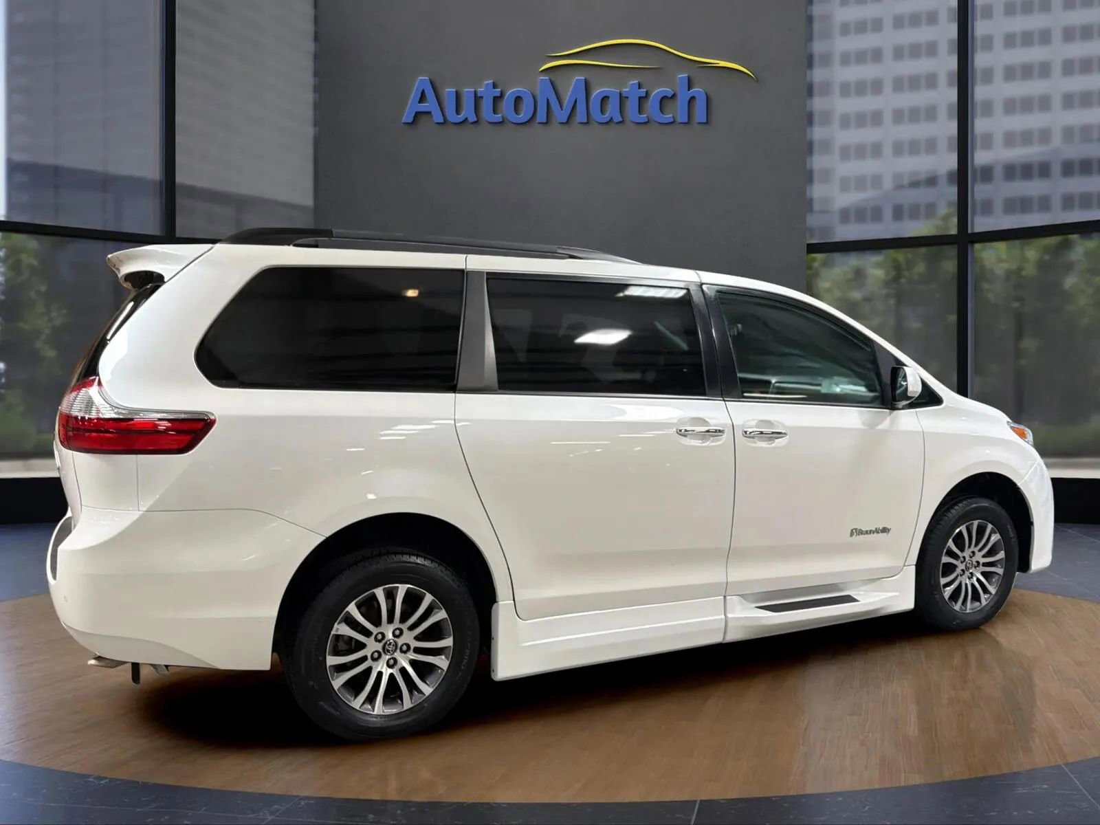 Used 2019 Toyota Sienna XLE w/ XLE Navigation Package FWD image 13