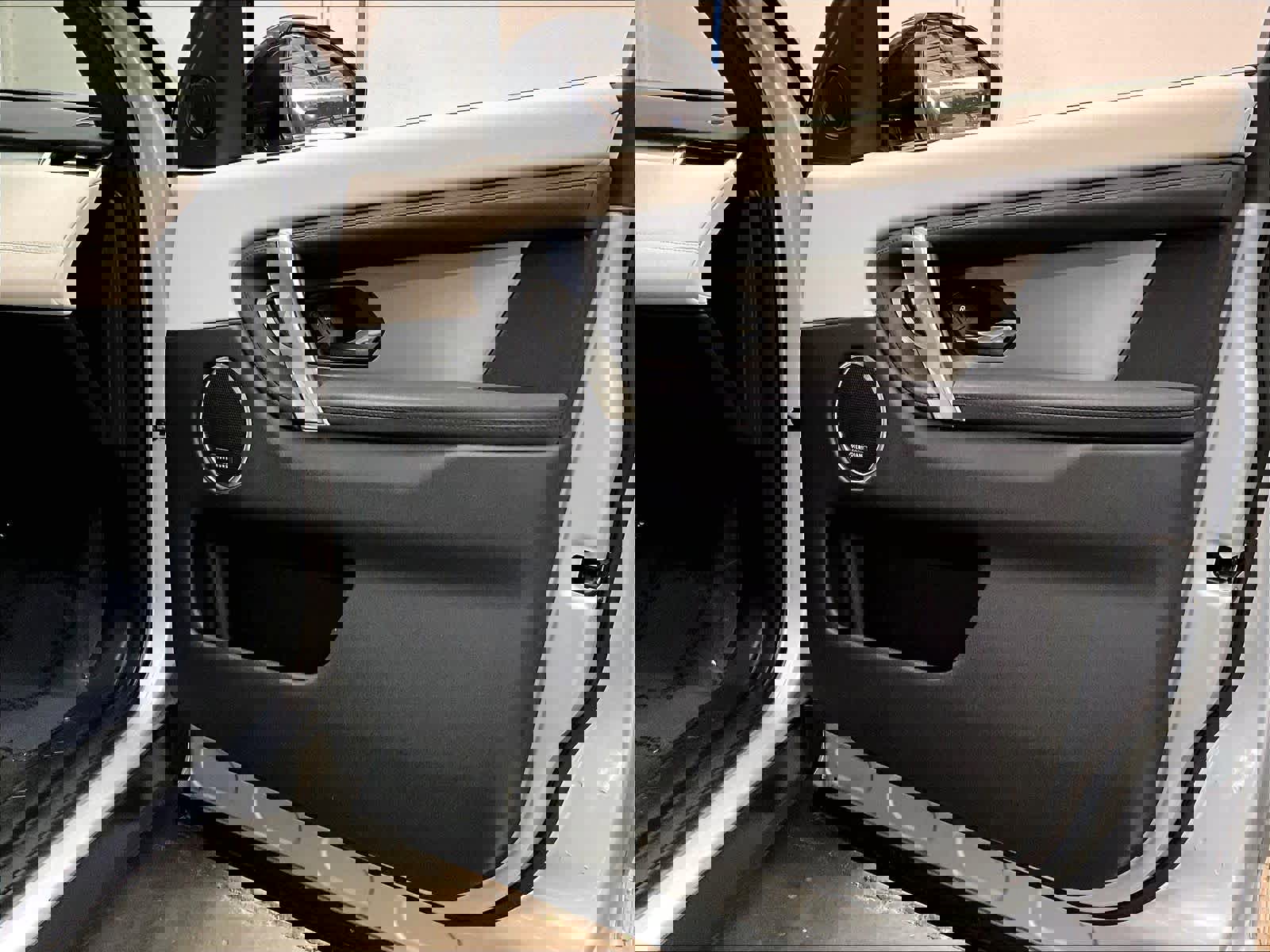 Used 2023 Land Rover Discovery Sport SE image 26