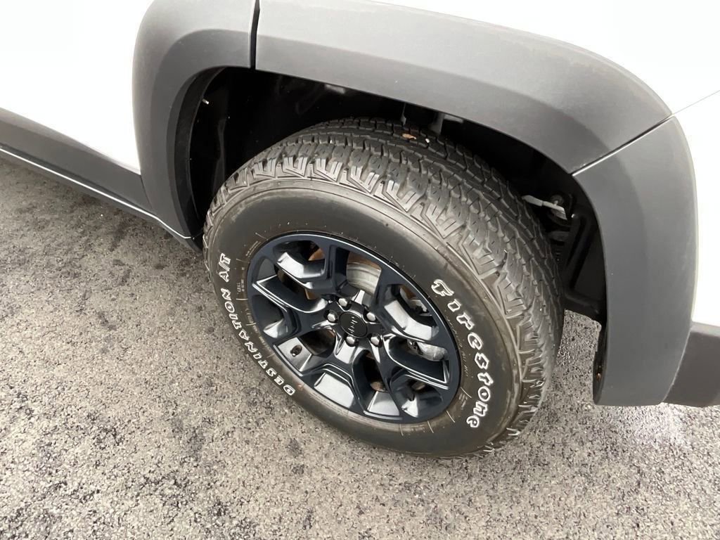 Used 2022 Jeep Cherokee Latitude w/ Sun & Sound Group image 24