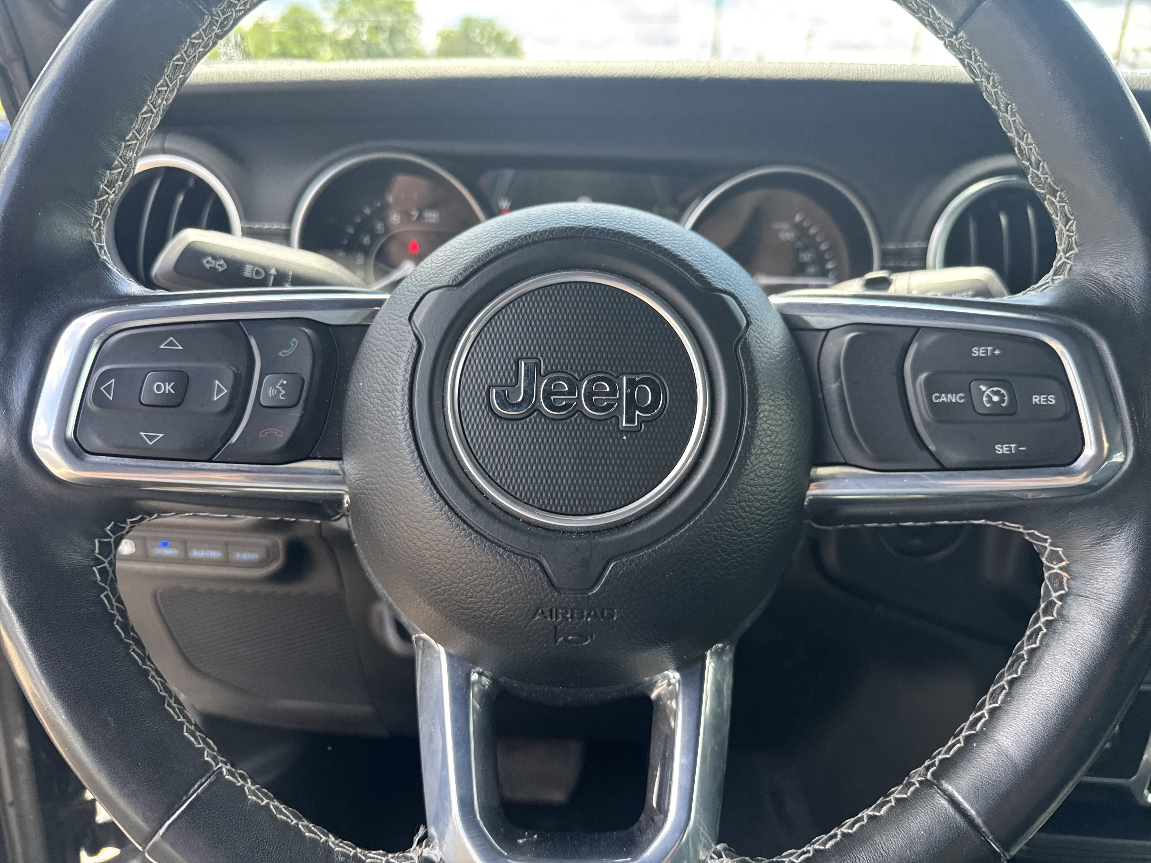 Used 2023 Jeep Wrangler Unlimited Sahara w/ Cold Weather Group AWD/4WD image 17