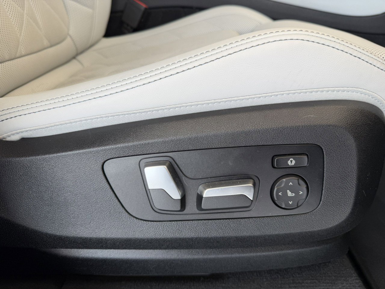 Used 2024 BMW X5 xDrive40i w/ M Sport Package image 46