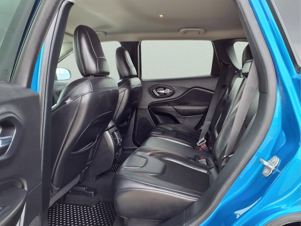 Used 2020 Jeep Cherokee Trailhawk w/ Cold Weather Group image 11