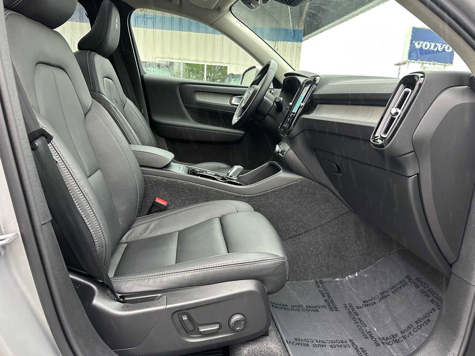 Certified 2025 Volvo XC40 B5 Plus AWD/4WD image 11