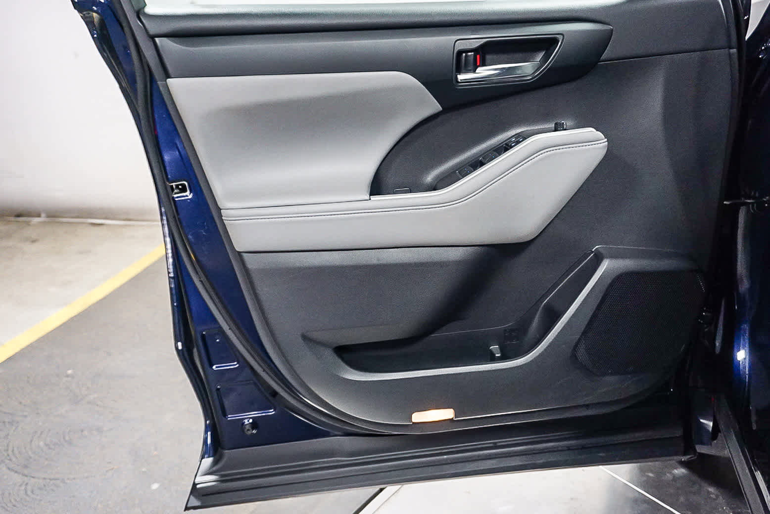 Used 2020 Toyota Highlander XLE image 28