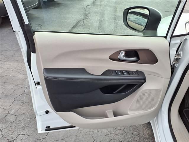 Used 2022 Chrysler Voyager LX FWD image 19