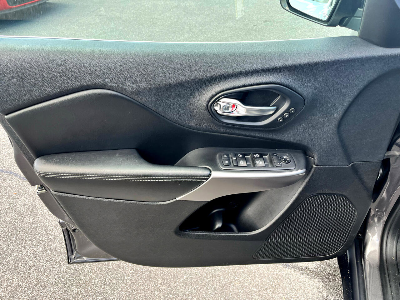 Used 2019 Jeep Cherokee Limited image 12
