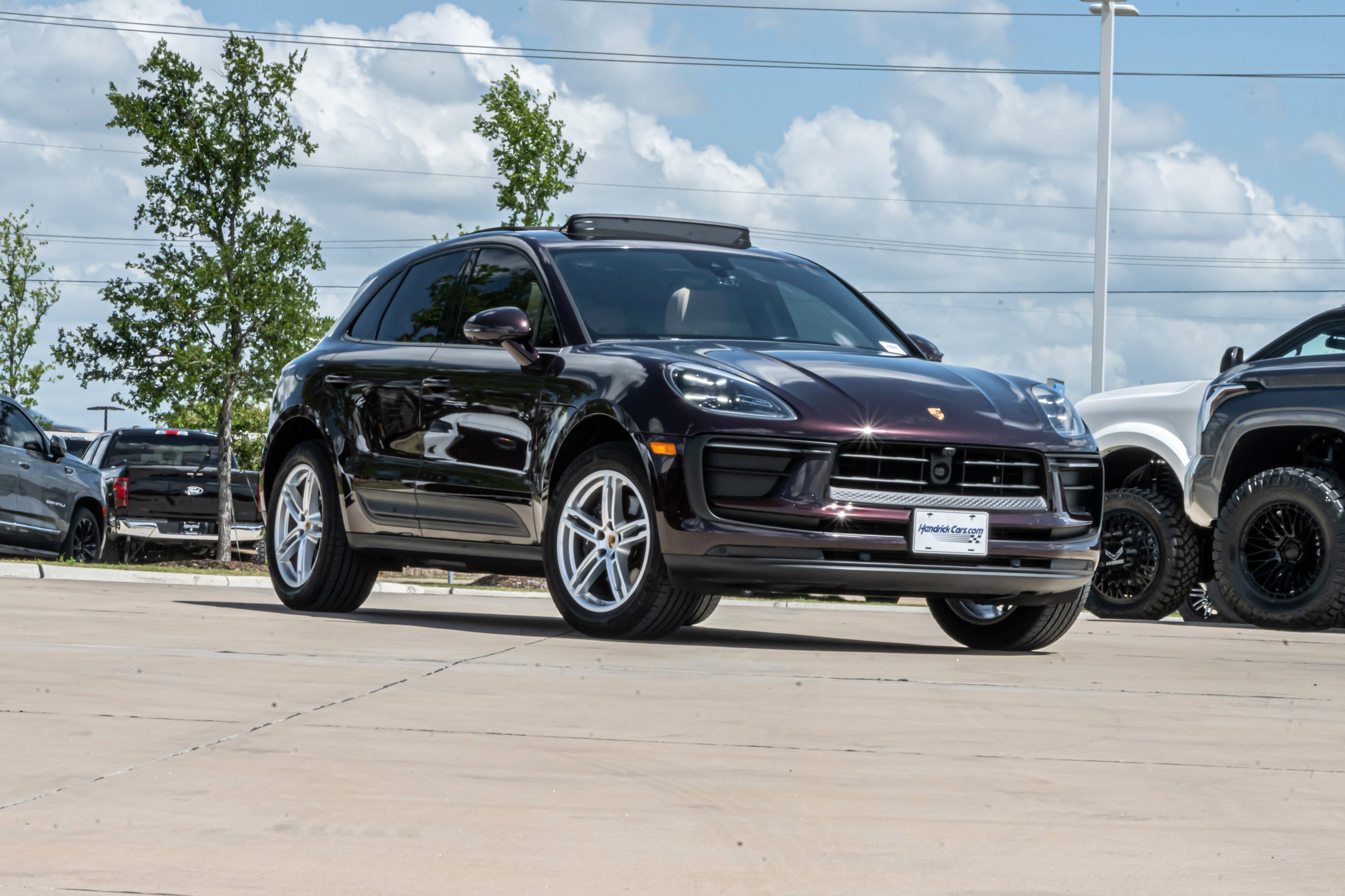 Used 2024 Porsche Macan image 2