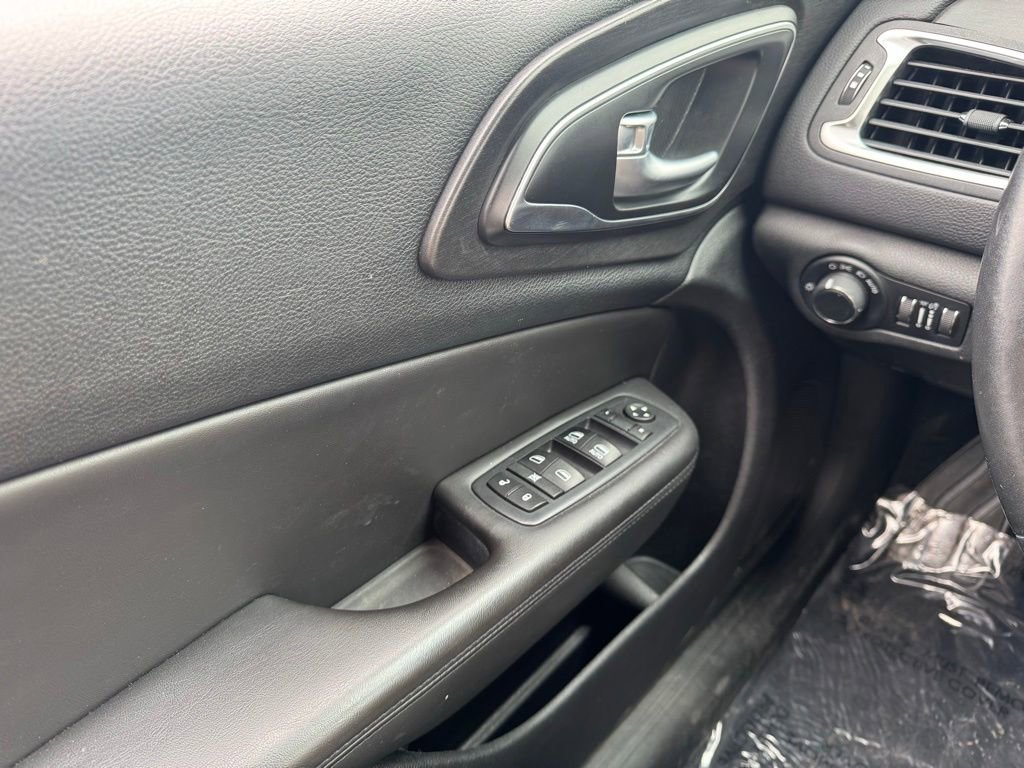 Used 2017 Chrysler 200 Limited Platinum w/ Comfort & Convenience Group FWD image 30