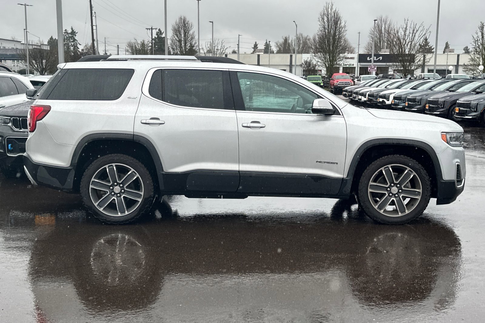 Used 2020 GMC Acadia SLT w/ Driver Alert Package II image 3