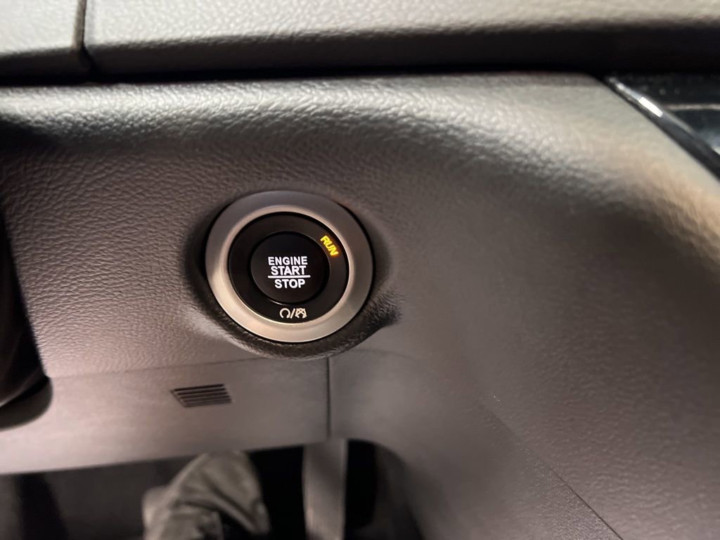 Used 2025 Chrysler Pacifica Select image 33