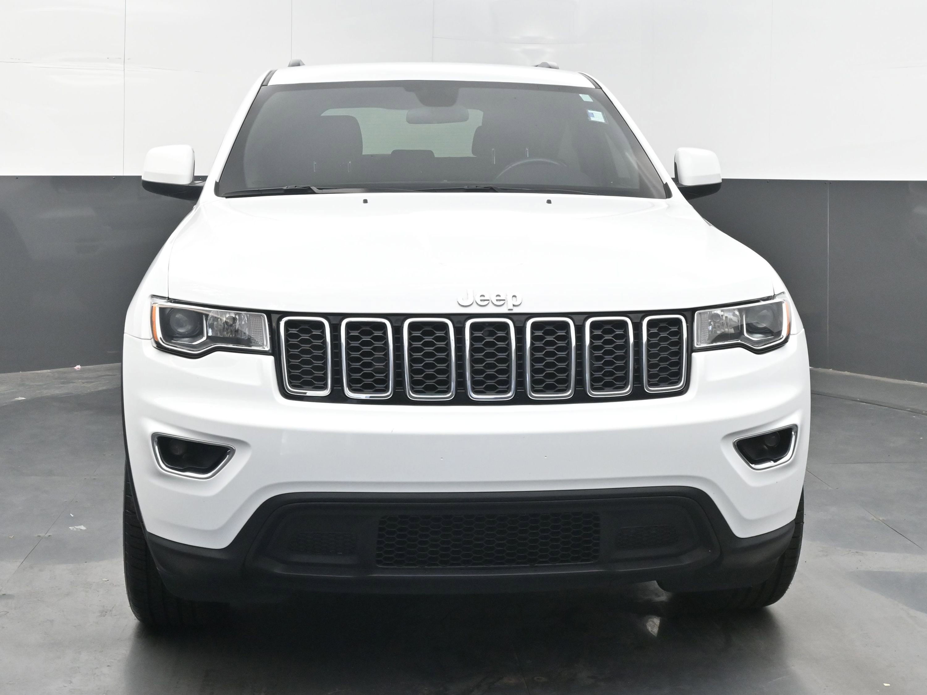 Used 2021 Jeep Grand Cherokee Laredo image 2