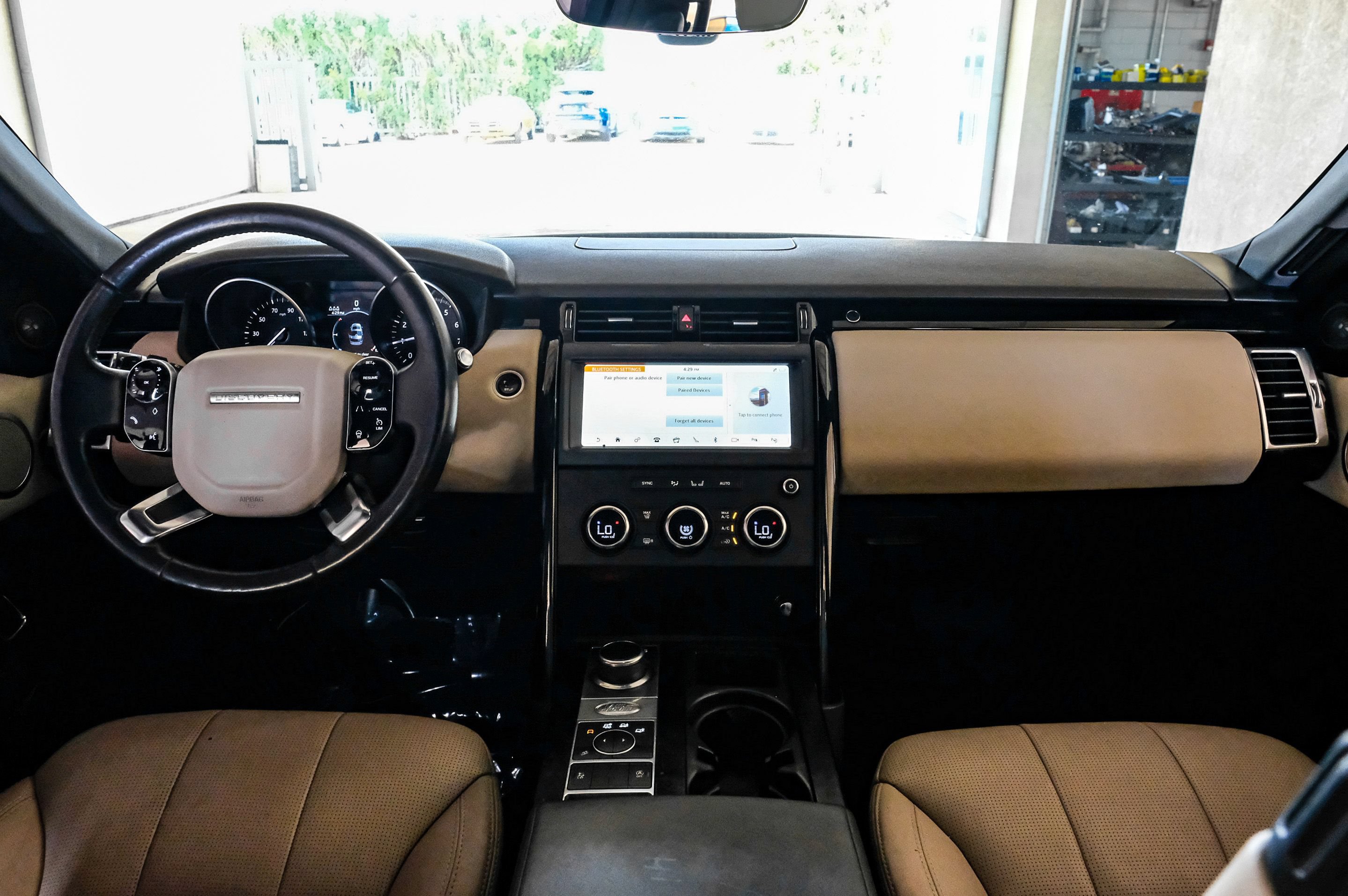 Used 2020 Land Rover Discovery SE AWD/4WD image 14