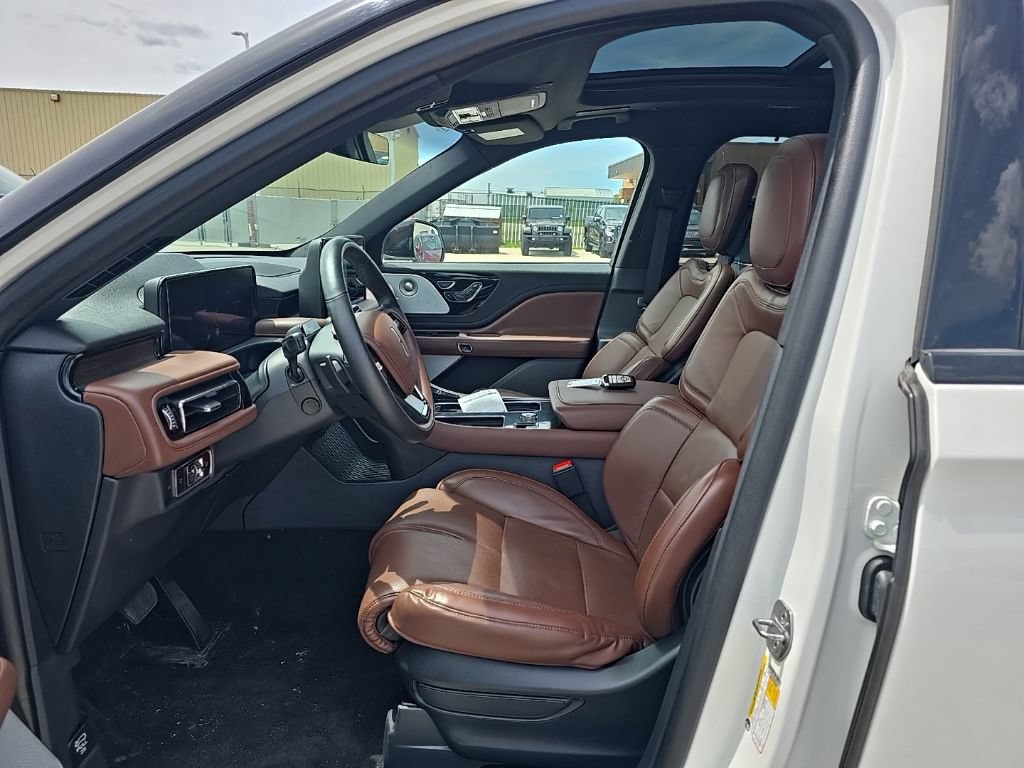 Used 2025 Lincoln Aviator Reserve w/ Luxury Package AWD/4WD image 15