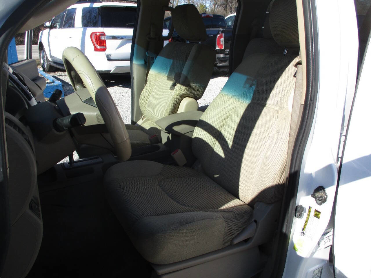 Used 2010 Nissan Frontier SE image 14