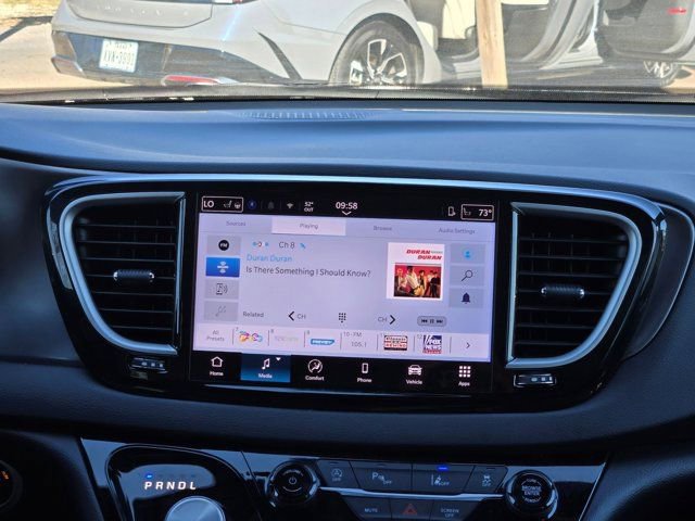 Used 2025 Chrysler Pacifica Select image 18