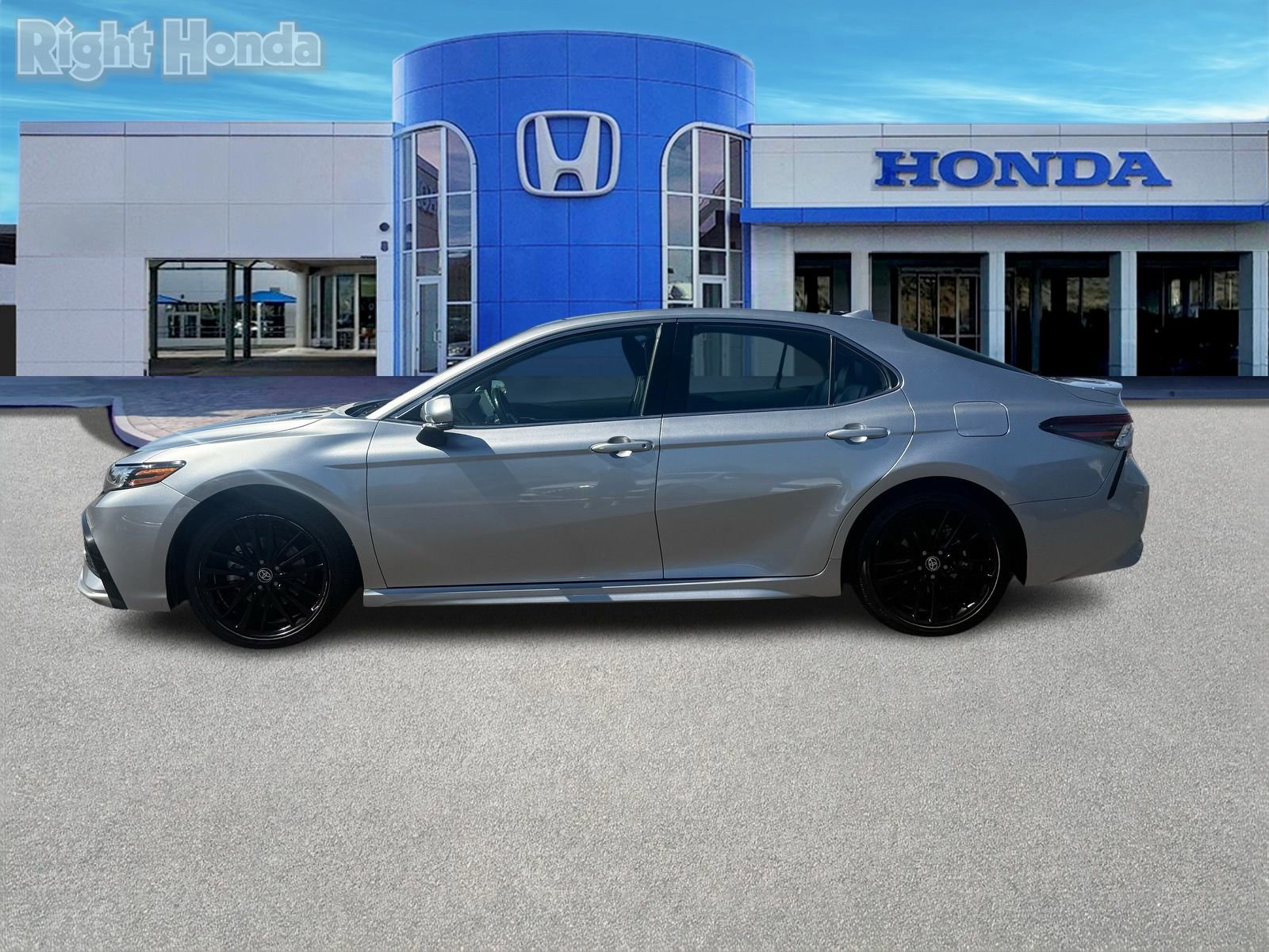 Used 2023 Toyota Camry XSE image 3