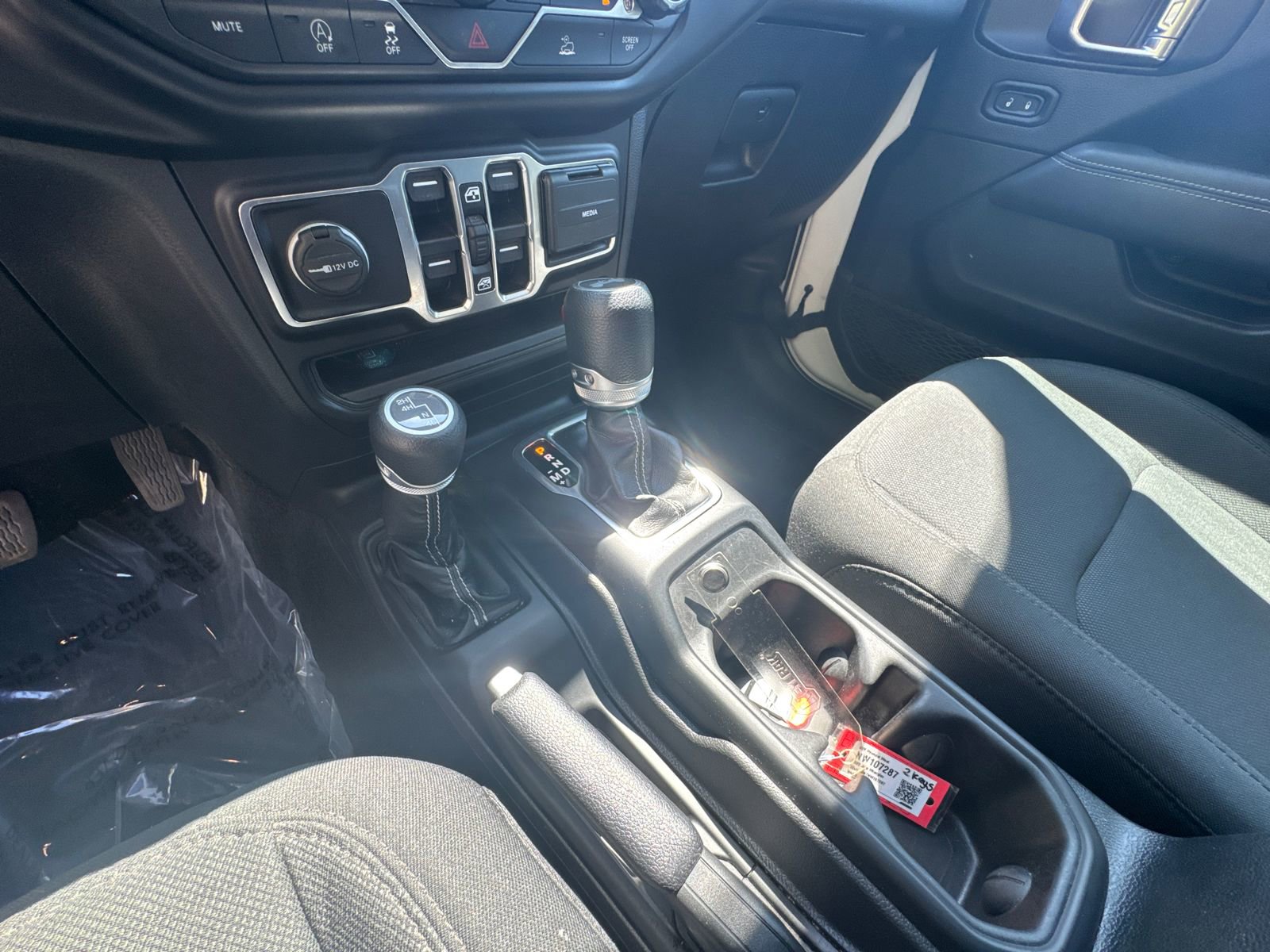 Used 2022 Jeep Wrangler Unlimited Sahara w/ Dual Top Group AWD/4WD image 30