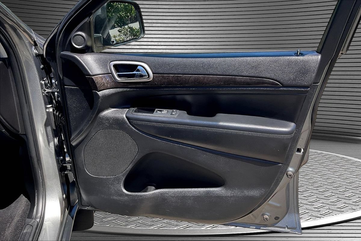 Used 2013 Jeep Grand Cherokee Laredo AWD/4WD image 25