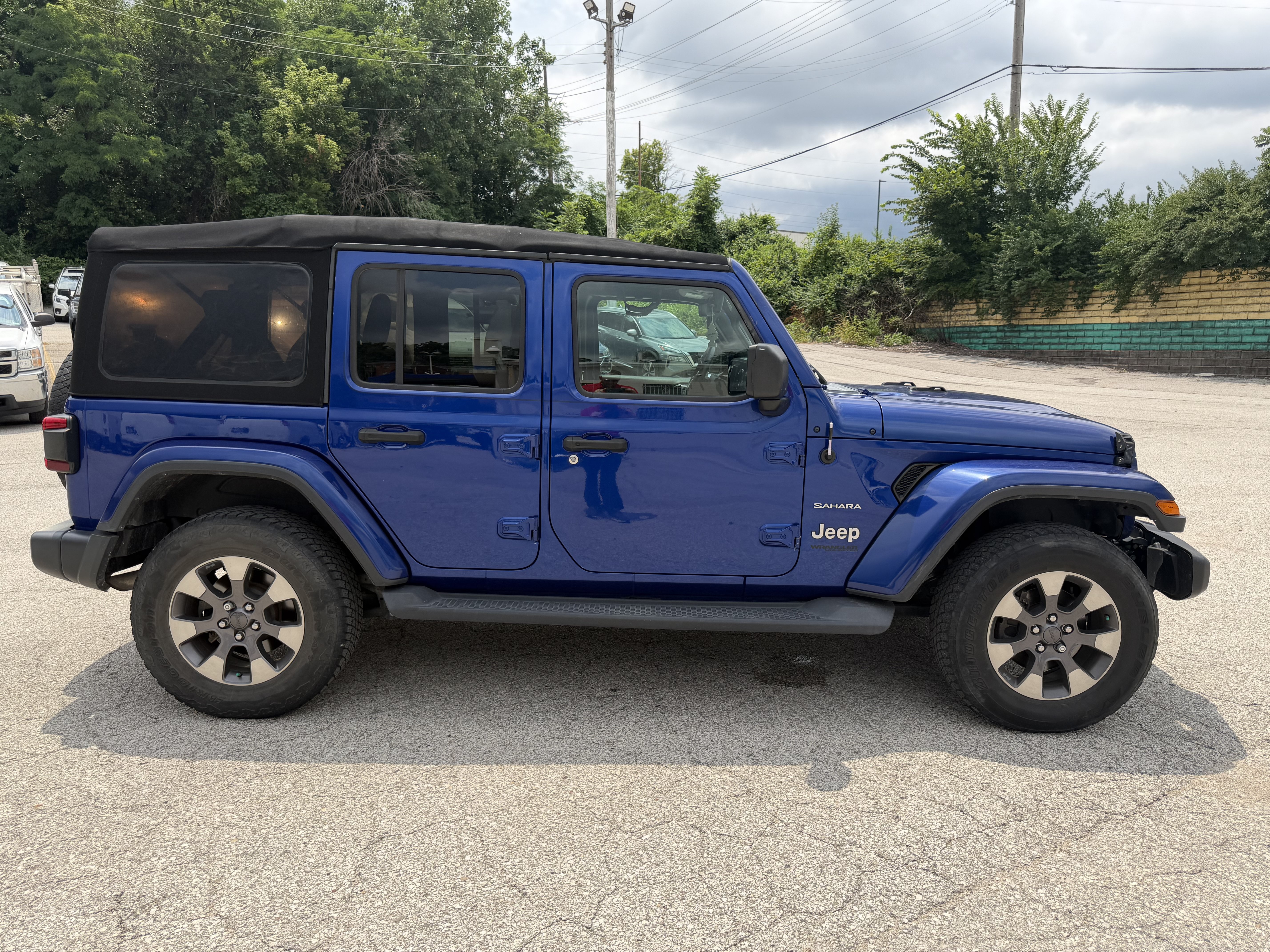 Used 2018 Jeep Wrangler Unlimited Sahara AWD/4WD image 8