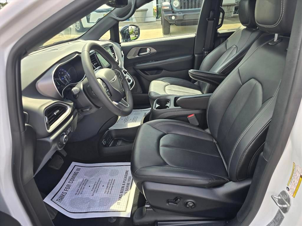 Used 2025 Chrysler Pacifica Select FWD image 11