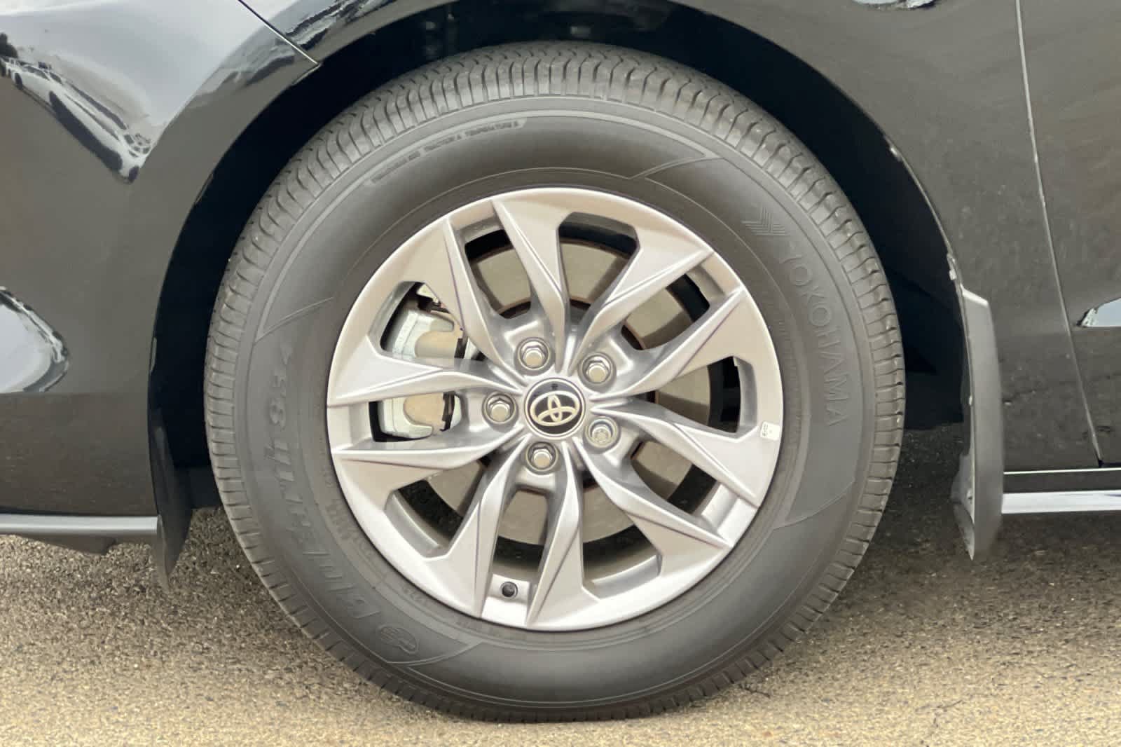 Certified 2025 Toyota Sienna LE FWD image 13
