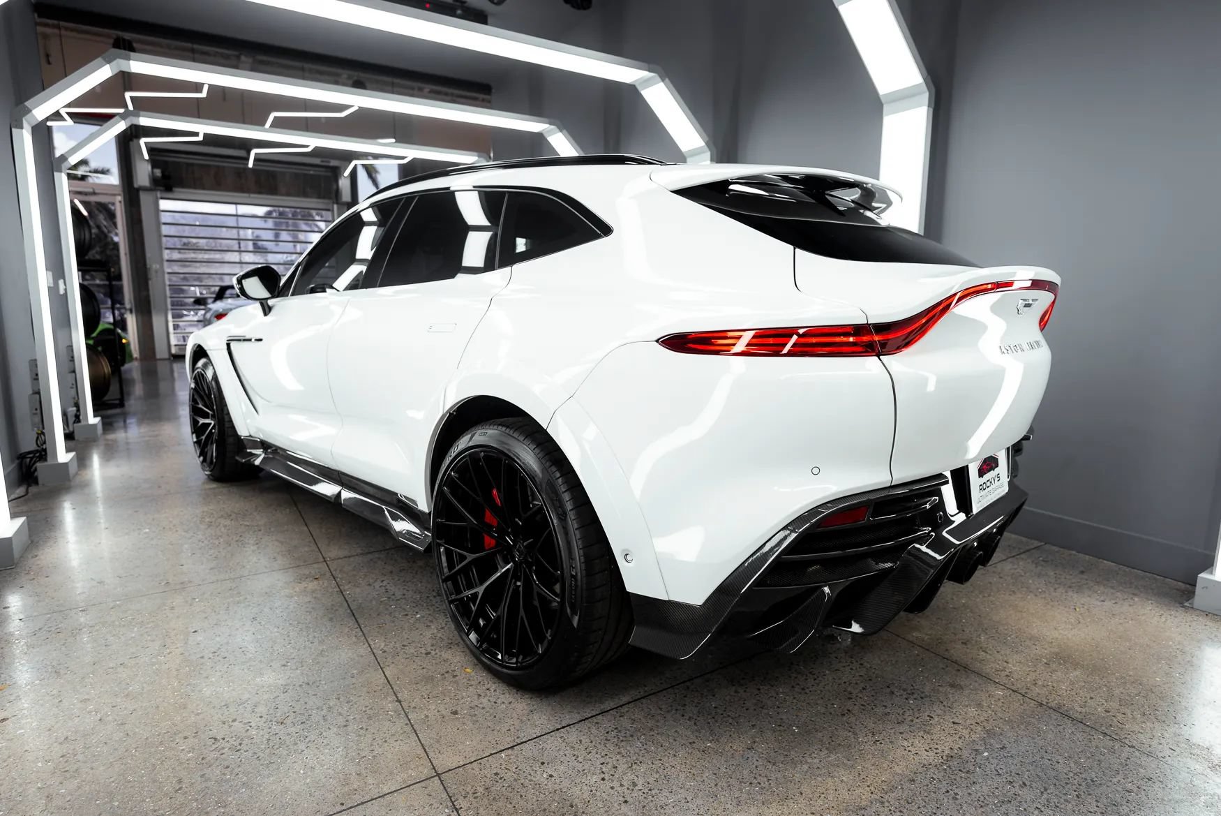 Used 2021 Aston Martin DBX AWD/4WD image 10